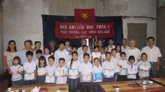 Thôn 7 xã Thạch Xá tổ chức  khen thưởng cho học sinh khá giỏi năm học 2012-2013