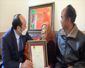 Lãnh đạo huyện Thạch Thất thăm, chúc tết, trao quà cho các cụ tròn 100 tuổi