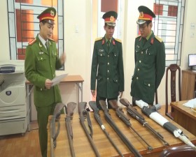 Công an huyện Thạch Thất ban giao súng cho Ban chỉ huy Quân sư huyện Thạch Thất