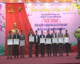 Đảng bộ cơ quan UBND Huyện trao huy hiệu đảng, quán triệt nghị quyết Trung ương 13 và tổng kết công tác xây dựng đảng năm 2015