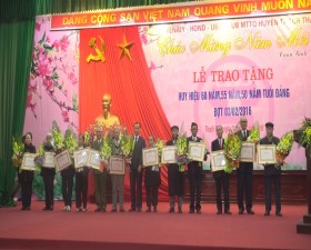 Huyện ủy Thạch Thất trao huy hiệu Đảng đợt mùng 3/2/2016