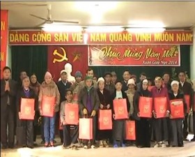 Lãnh đạo Thành phố và huyện  tặng quà các hộ gia đình chính sách của 3 xã miền núi
