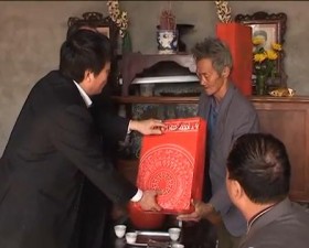 Lãnh đạo thành phố Hà Nội và lãnh đạo huyện Thạch Thất tặng tết cho các gia đình chính sách tại xã Cần Kiệm