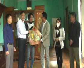 Ủy ban MTTQ huyện: Tặng quà gia đình tân binh có hoàn cảnh khó khăn