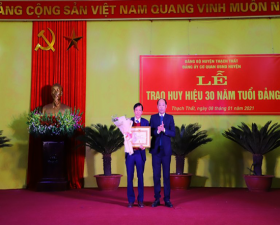 Đảng ủy cơ quan UBND huyện Thạch Thất tổ chức Lễ trao tặng Huy hiệu 30 năm tuổi Đảng