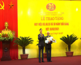 Huyện ủy Thạch Thất trao tặng Huy hiệu Đảng đợt 03/02/2021