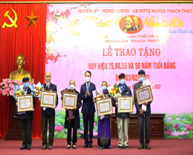 Huyện ủy Thạch Thất trao tặng Huy hiệu Đảng đợt 3/2/2022