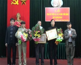 Đảng bộ xã Đại Đồng trao Huy hiệu Đảng đợt mùng 3/2 và tổng kết công tác Đảng năm 2017