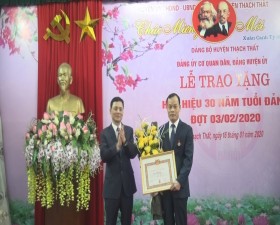Đảng bộ Cơ quan Dân Đảng Huyện ủy trao Huy hiệu 30 năm tuổi Đảng cho đ/c Phó Bí thư Thường trực Huyện ủy
