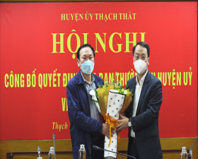 Huyện ủy Thạch Thất trao Quyết định nghỉ công tác hưởng chế độ bảo hiểm xã hội cho đồng chí Nguyễn Thế Hùng