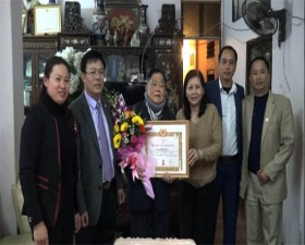 Đảng ủy thị trấn Liên Quan tổ chức Lễ trao tặng Huy hiệu 40, 30 năm tuổi Đảng đợt 3/2