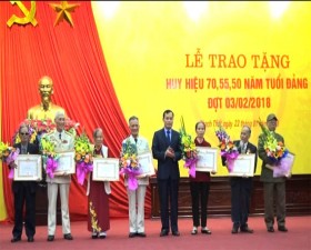 Huyện ủy Thạch Thất trao tặng Huy hiệu 70, 55, 50 năm tuổi Đảng đợt 3/2