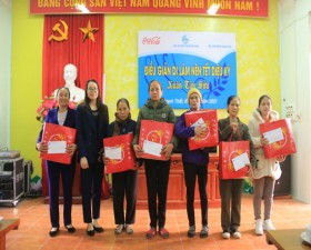 Hội LHPN huyện phối hợp tặng 74 suất quà Tết cho trẻ em nghèo và hội viên phụ nữ có hoàn cảnh khó khăn