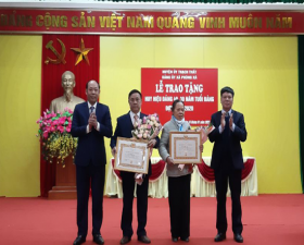 Đảng bộ xã Phùng Xá trao Huy hiệu Đảng và tổng kết các mặt công tác năm 2020