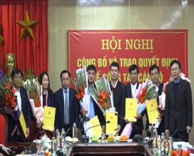 Thạch Thất công bố và trao Quyết định bổ nhiệm, bổ nhiệm lại cán bộ quản lý