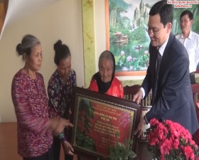 Huyện Thạch Thất: Thăm, tặng quà Mẹ Việt Nam Anh hùng và các Cụ tuổi tròn 100 tuổi