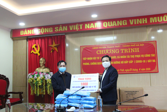 UBND huyện Thạch Thất tiếp nhận 1000 bộ quần áo bảo hộ y tế của Công ty Cổ phần Đầu tư và phát triển Nhà Hà Nội