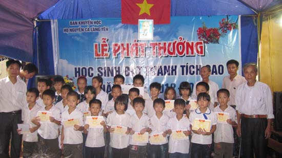 Dòng họ Nguyễn Cả -thôn Yên- xã Thạch Xá- huyện Thạch Thất phát thưởng  học sinh giỏi 