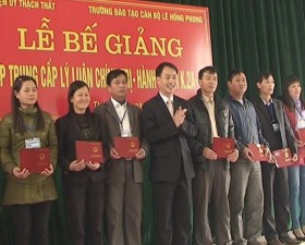 Bế giảng lớp trung cấp lý luận chính trị hành chính  K.2A – 12