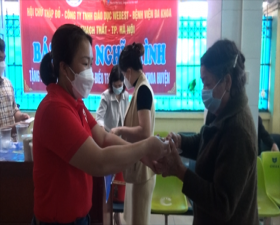 Hội CTĐ huyện trao 130 “Bát cháo nghĩa tình” tại Bệnh viện Đa khoa huyện Thạch Thất