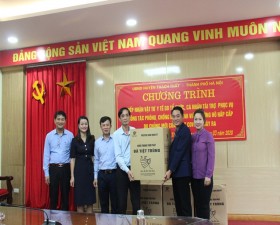 Gia đình ông Chu Văn Hùng- xã Phùng Xá trao tặng10.000 chiếc khẩu trang y tế 