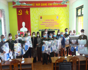 Tặng quà cho hội viên Hội Truyền thống Trường Sơn