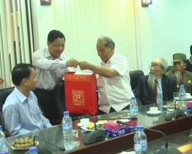 Tặng quà gia đình chính sách trên địa bàn huyện Thạch Thất
