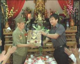 Lãnh đạo huyện Thạch Thất thăm, tặng quà cựu chiến binh tham gia chiến đấu, phục vụ trong chiến dịch Điện Biên Phủ.