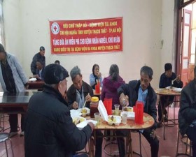 Hội Chữ thập đỏ huyện tặng bữa cơm miễn phí tại Bệnh viên đa khoa huyện Thạch Thất