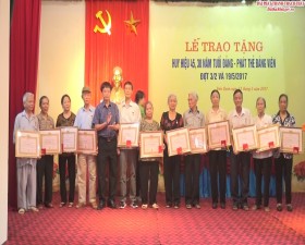 Thị trấn Liên Quan trao tặng Huy hiệu 45,30 năm tuổi Đảng, phát thẻ Đảng đợt 3/2 và 19/5/2017
