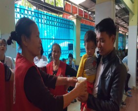 Hội Chữ thập đỏ huyện Thạch Thất tổ chức chương trình Bát cháo nghĩa tình tại Bệnh viện Đa khoa huyện Thạch Thất