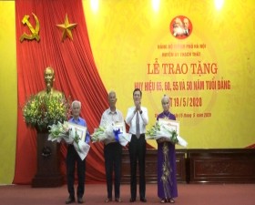 Huyện ủy Thạch Thất trao Huy hiệu Đảng đợt 19/5/2020