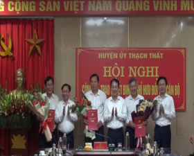 Huyện ủy Thạch Thất: công bố, trao Quyết định nghỉ hưu hưởng chế độ BHXH đối với cán bộ
