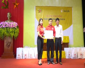 Hội CTĐ Thành phố trao quà cho các đối tượng khó khăn xã lại Thượng bị ảnh hưởng bởi dịch COVID- 19 