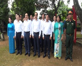 	Đồng chí Đào Đức Toàn- Phó Bí thư Thành ủy về thăm Nhà lưu niệm Bác Hồ và xã Cần Kiệm