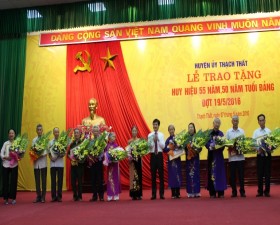 Huyện ủy Thạch Thất trao, tặng huy hiệu 55, 50 năm tuổi Đảng đợt 19/5/2016