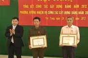 Lễ trao huy hiệu cho các đồng chí 30 năm tuổi Đảng tại xã Yên Trung
