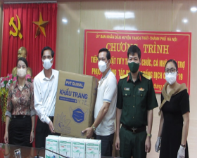Thạch Thất: Một gia đình trao tặng vật tư y tế phục vụ công tác phòng, chống dịch Covid – 19