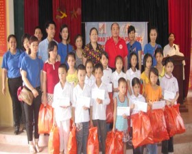 Công ty Cổ phần đầu tư Mai Linh tặng quà cho học sinh nghèo vượt khó học giỏi 