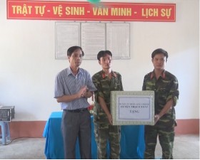 Lãnh đạo huyện Thạch Thất thăm, tặng quà quân nhân dự bị huấn luyện tại tiểu đoàn 371.