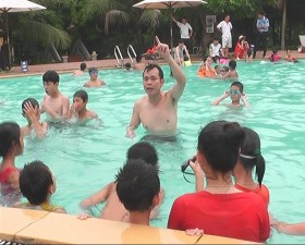 Khai mạc lớp phổ cập bơi cho thiếu nhi tại khu sinh thái Hoàng Long  