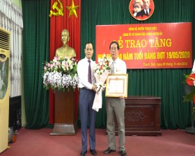 Đảng ủy Cơ quan Dân Đảng Huyện ủy Thạch Thất trao Huy hiệu Đảng dợt 19/5