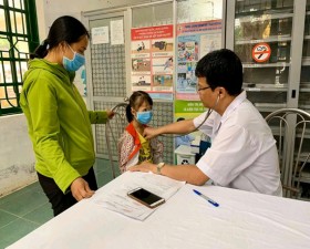 Trung tâm y tế huyện khám chữa bệnh cho các đối tượng chính sách, hộ gia đình có hoàn cảnh khó khăn và trẻ em nghèo tại xã Tiến Xuân
