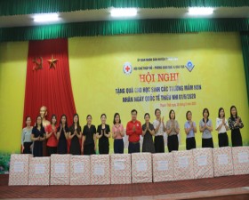 Hội Chữ thập đỏ trao quà cho các trường Mầm non nhân ngày Quốc tế Thiếu nhi 1/6