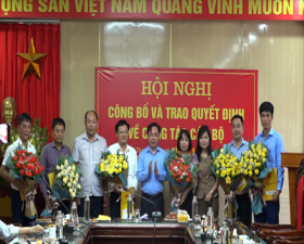 Thạch Thất công bố và trao Quyết định điều động, bổ nhiệm, bổ nhiệm lại cán bộ quản lý
