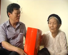 Lãnh đạo huyện Thạch Thất tặng quà cho mẹ Việt nam anh hùng 