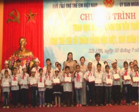 Phó Chủ tịch Nước Nguyễn Thị Doan trao học bổng “Cùng em đến trường” tại Thạch Thất 