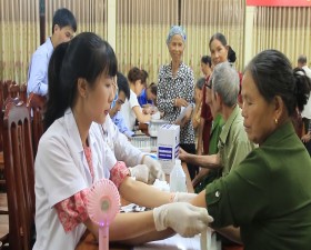 Bệnh viện Đa khoa huyện tổ chức khám, tư vấn, cấp thuốc miễn phí cho đối tượng chính sách xã Tiến Xuân