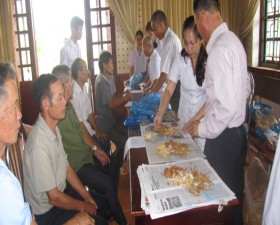 Hội đông y huyện tổ chức khám bệnh cấp thuốc miến phí cho gia đình chính sách ở xã Cẩm Yên