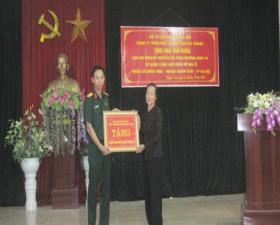 Bộ tư lệnh Thủ đô, công ty TNHH Hà Thành tặng nhà tình nghĩa cho gia đình chính sách ở xã Đồng Trúc